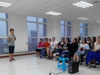 專(zhuan)業(ye)老(lao)牌翻譯公(gong)司 品(pin)質(zhi)與服(fu)務的(de)市(shi)場(chang)調(tiao)查(zha)解(jie)析(xi)